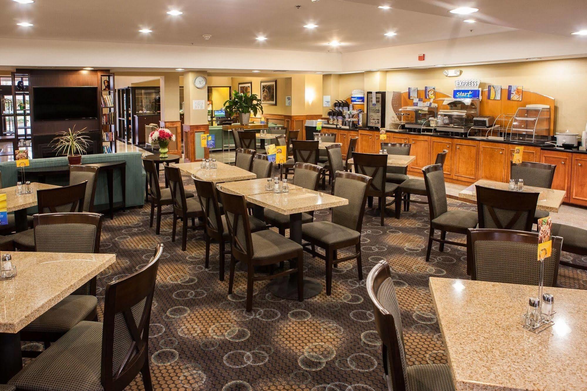 Holiday Inn Express Hotel & Suites Canton By Ihg Экстерьер фото